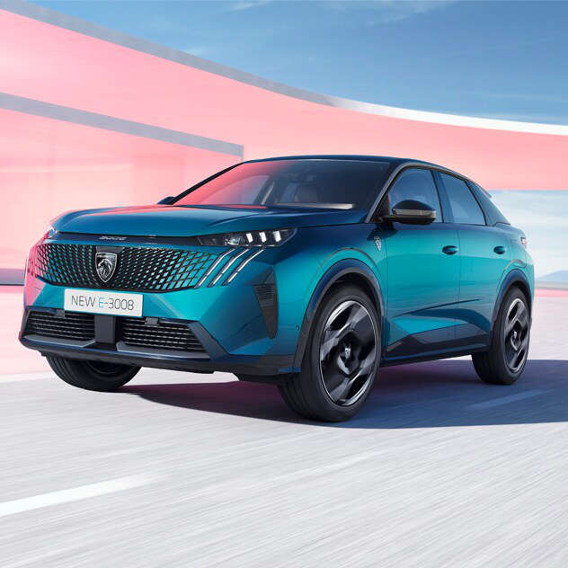 Peugeot 3008 на дорозі, вигляд ззаду з лівого боку