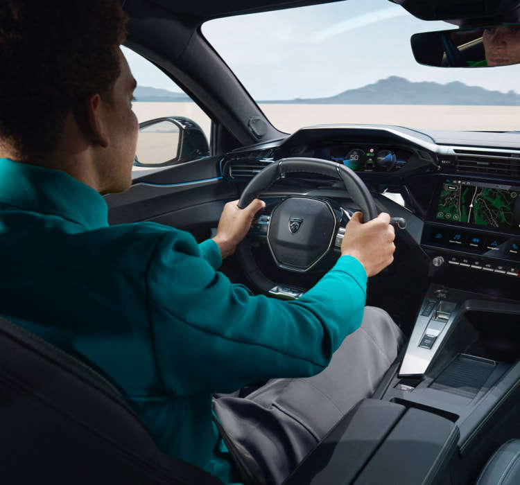 Салон Peugeot 408, чоловік за кермом