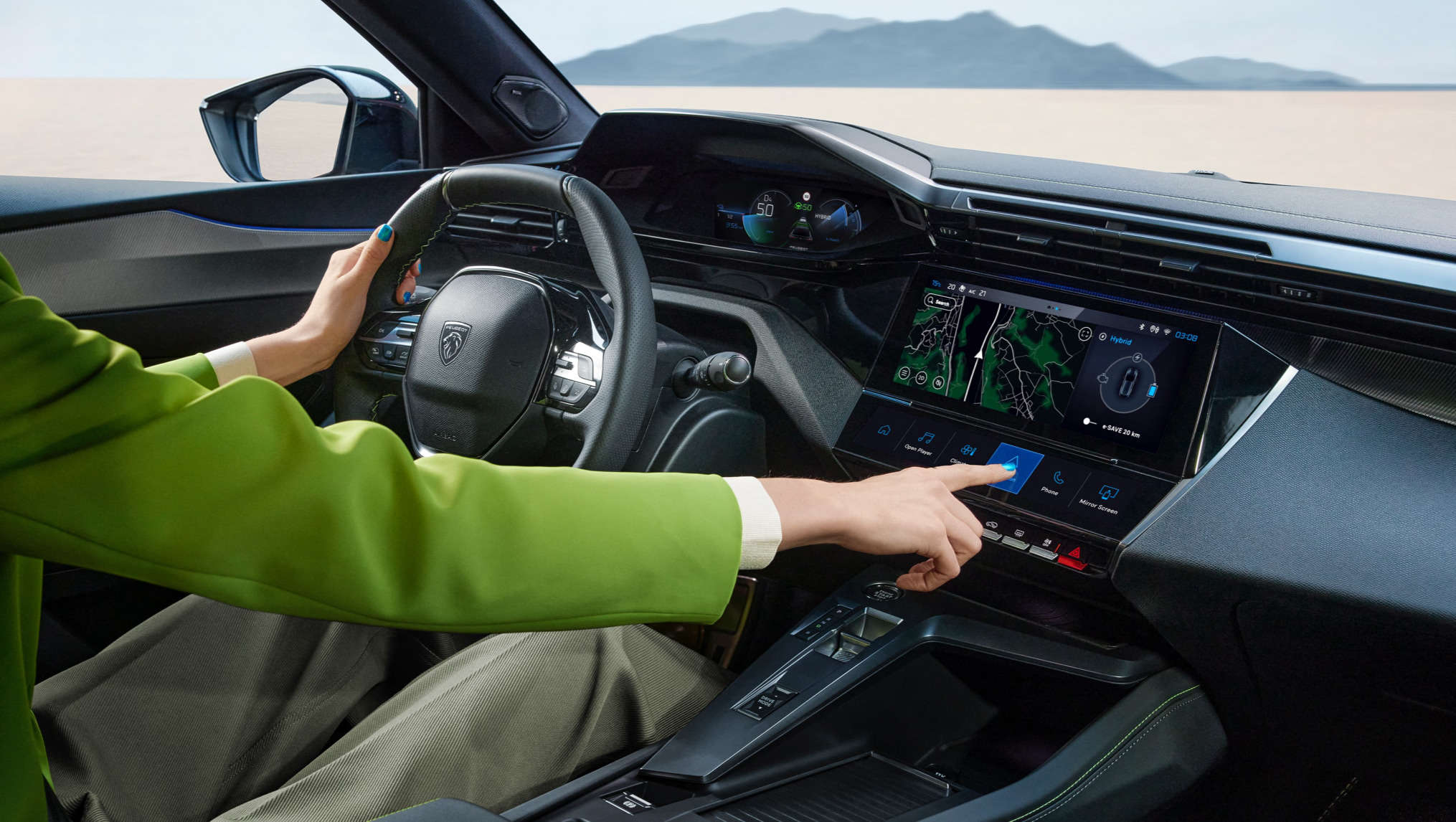 Салон Peugeot 408, жінка за кермом натискає кнопки