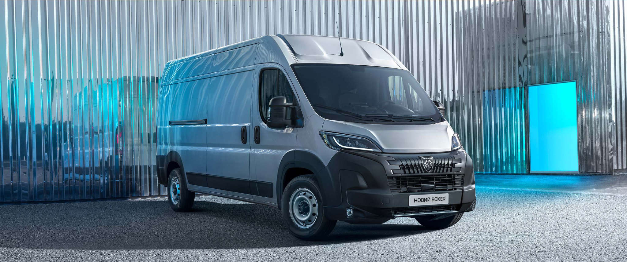 Новий Peugeot Boxer, вигляд спереду з правого боку