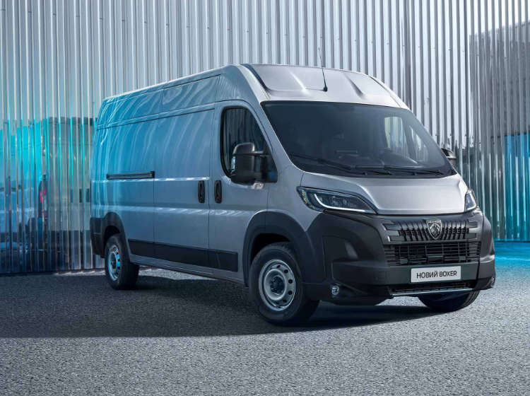 Новий Peugeot Boxer, вигляд спереду з правого боку