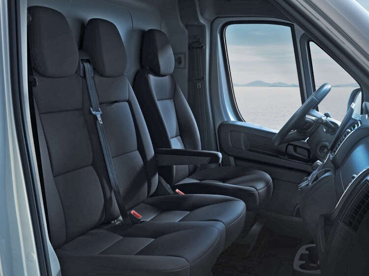 Сидіння у кабіні нового Peugeot Boxer