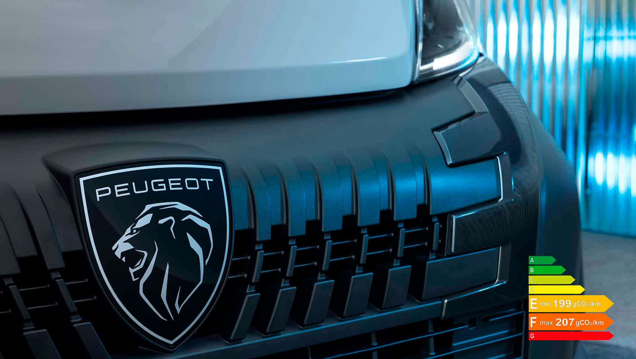 Новий Peugeot Boxer, передок з емблемою Peugeot крупним планом