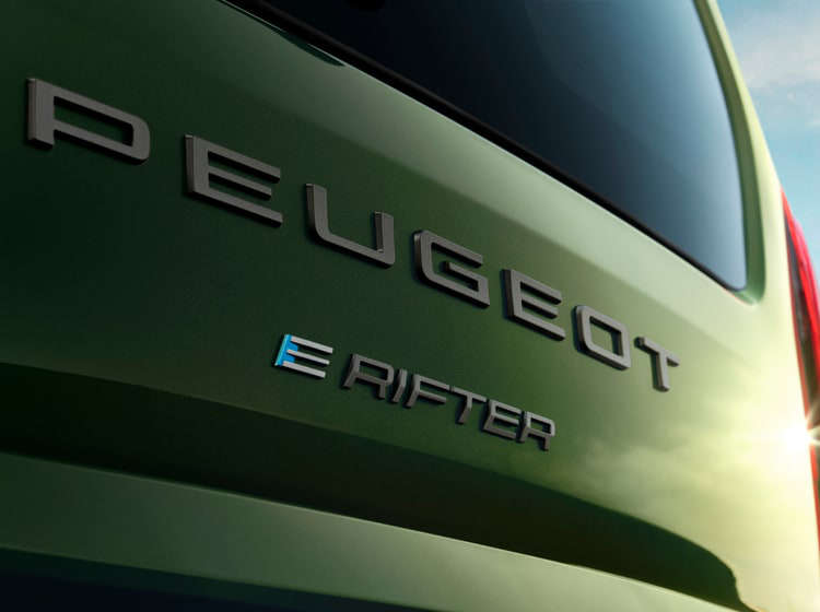 Напис «e-Rifter» на задній ляді Peugeot e-Rifter