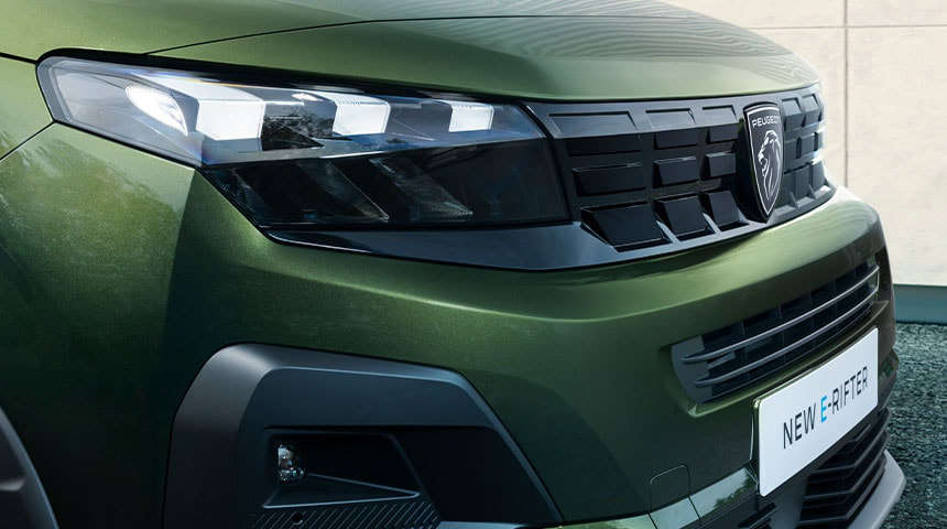 Передня частина Peugeot e-Rifter з правого боку крупним планом