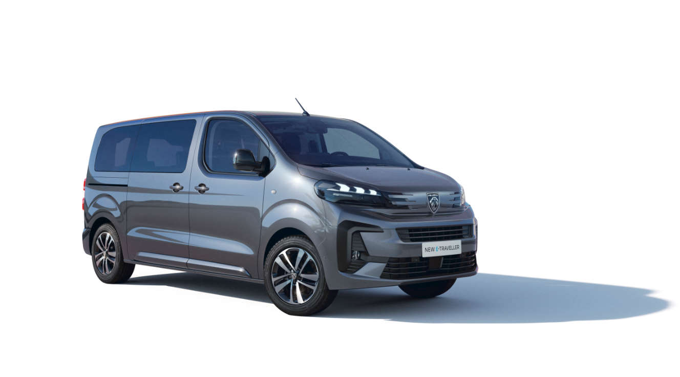 Peugeot Traveller, вигляд спереду з правого боку на білому тлі