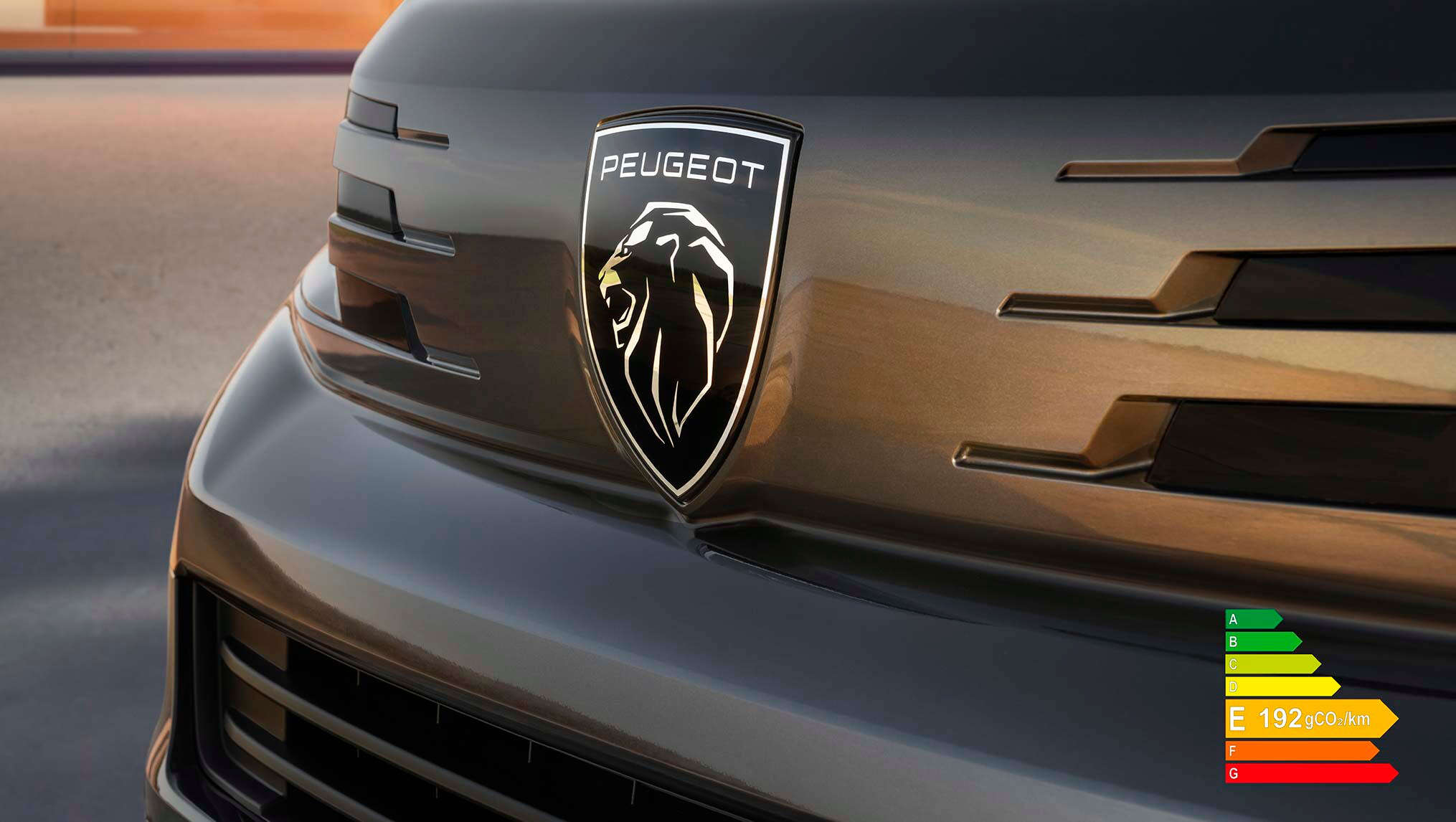 Емблема Peugeot на радіаторній решітці нового Peugeot Traveller