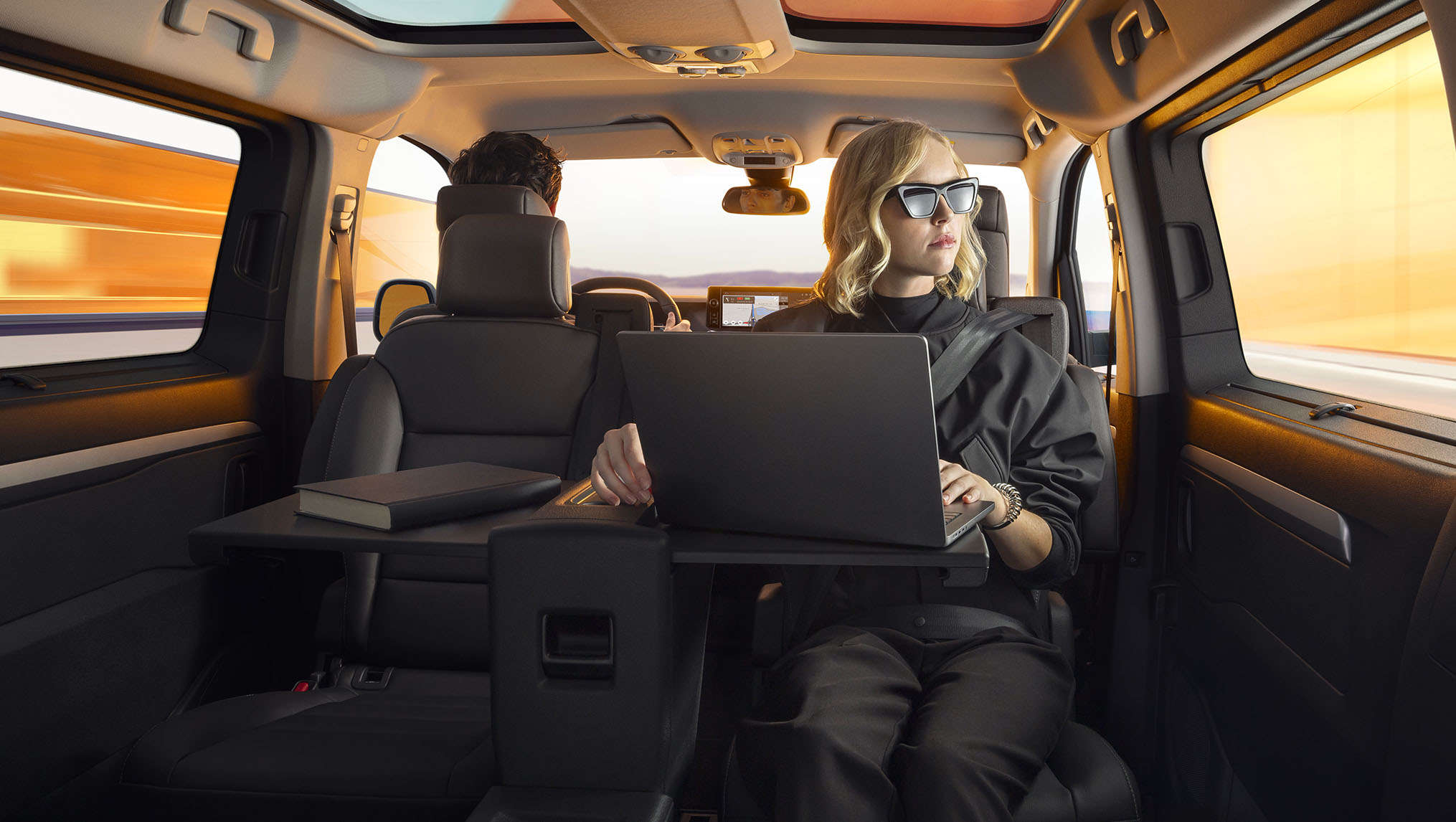 Дівчина з ноутбуком у салоні Peugeot Traveller