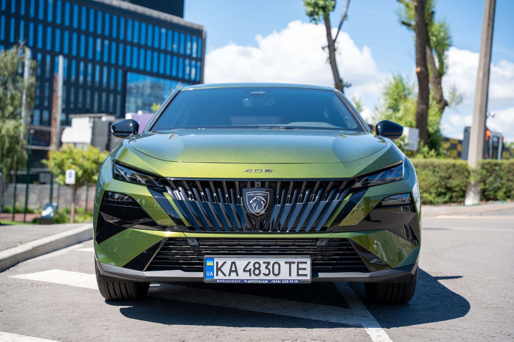 Новий Peugeot 408, вигляд спереду